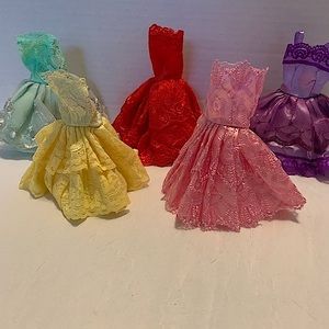 “Barwa“  5 ball dresses, matching shoes and hangers. So pretty! Fits Barbies